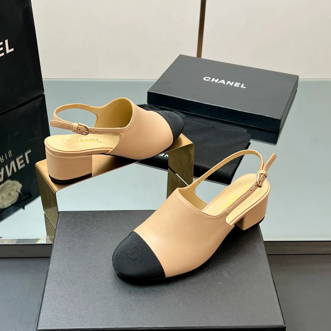👟👟Ex-factory price 580👟👟 Top quality! Chanel Xiaoxiang 25C early spring new product, thick-heeled cap-toe sandals and back-strap single shoes. Grandma Xiang’s always elegant and ladylike temperament, full of high-end sense, very nice on the feet ~ French style, really beautiful to the top of my heart! An elegant and romantic fairy should be like this! The minimalist color scheme is deeply rooted in people's hearts~ It goes well with either skirts or casual wear! Whether worn barefoot or paired with skirts or trousers, it is very versatile! Incomparably beautiful! Special fairy ✔ Check out the details of my house and take real photos. Fabric: Sheepskin ➕ Grosgrain. Inner pads: all silk sheepskin. Outsole: cowhide outsole imported from Italy. Heel height: 4.5cm. Size: 35-39 (40/41 customized). Comes with counter 🇮🇹 authentic packaging.